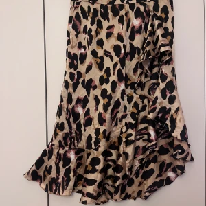 Kjol - Leopardmönstrad kjol från shein