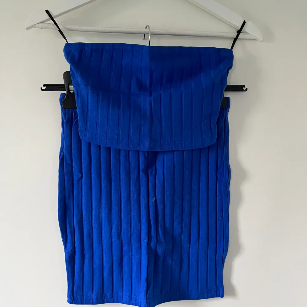 Ett blått sett med kjol och bandeau topp, jättefint men tyvärr aldrig användt, storlek xs . Kjolar.