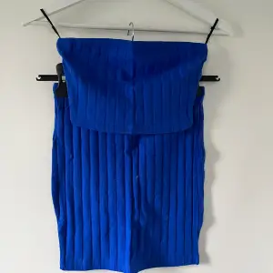 Ett blått sett med kjol och bandeau topp, jättefint men tyvärr aldrig användt, storlek xs 