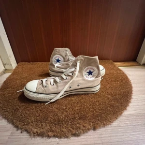 Beiga converse - Beiga converse, inte alls använda ❤️ pris kan diskuteras :)