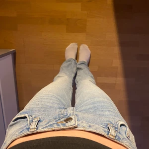 Skit snygga jeans från Ginatricot😍 - Använda en del fast i jätte bra skick utan något trasigt. Säljs pågrund av att jag aldrig använder dom. Storlek: 158. Jag är dock 162cm och dom passar ändå mig hyfsat bra i längden.☺️