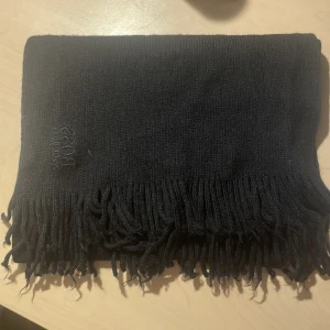 Hugo Boss halsduk  - ⚠️ÄKTA HUGO BOSS⚠️ Jätte skön halsduk som är otroligt stretchig😻 Original pris: 900kr Priset kan sänkas om budet är bra! Skriv vid eventuella frågor!