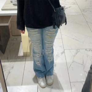 Coola lågmidjade jeans med slitningar, midjemått 34 o innerbenslängd 80⭐️knappt använda, passar xs/s