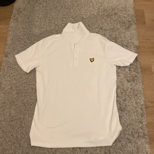 Lyle & scott piké - Snygg vit piké från Lyle & scott som är använd typ 1-2 gånger. Nypriset är 749kr som och priset går att diskutera