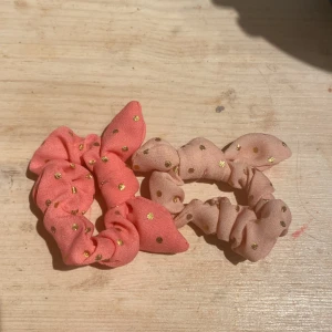 Snoddar med rosett  - Säljer de här snoddarna de är super gulliga men jag har redan så många så de här måste jag göra mig av med skriv vid frågor eller mer bilder en för 10kr båda för 15kr