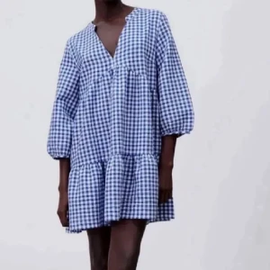 Zara klänning - Säljer en zara klänning köpt här på Plick, säljer då jag hade en likadan. Storlek M och passar mig som är 173cm. Väldigt fin och finns inte att köpa på Zara längre. Köpte den för 300kr!💗