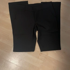 Lågmidjade kostymbyxor - Ett par lågmidjade flared kostymbyxor som aldrig varit använda då de tyvär var för korta och små för mig och kan därför inte visa plagget på. Innerbenssöm: 73cm  Midjemått : 35cm