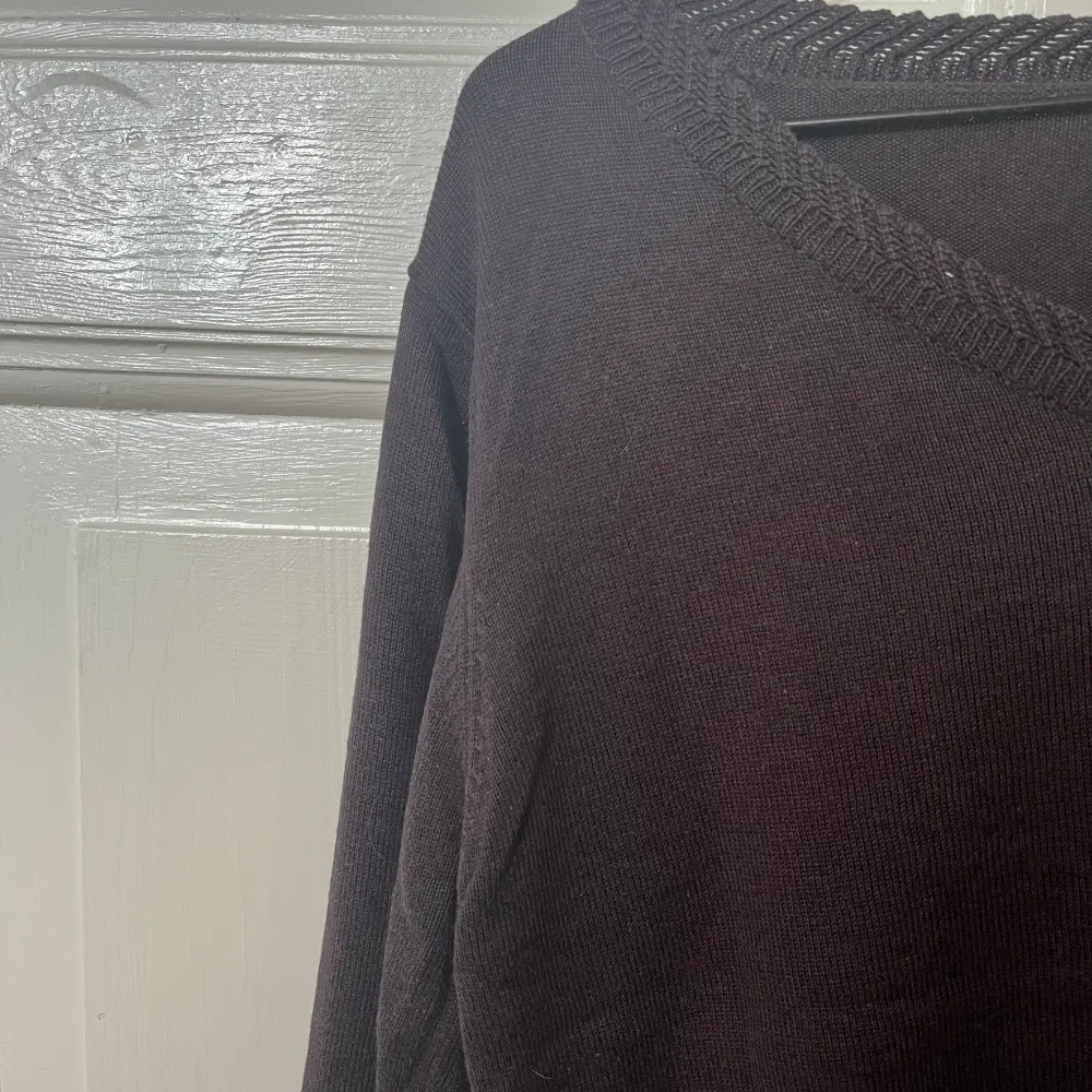Söt finstickad tröja i gråbrun färg med broderade kanter💓Strl S. Mycket fint skick. Tröjor & Koftor.