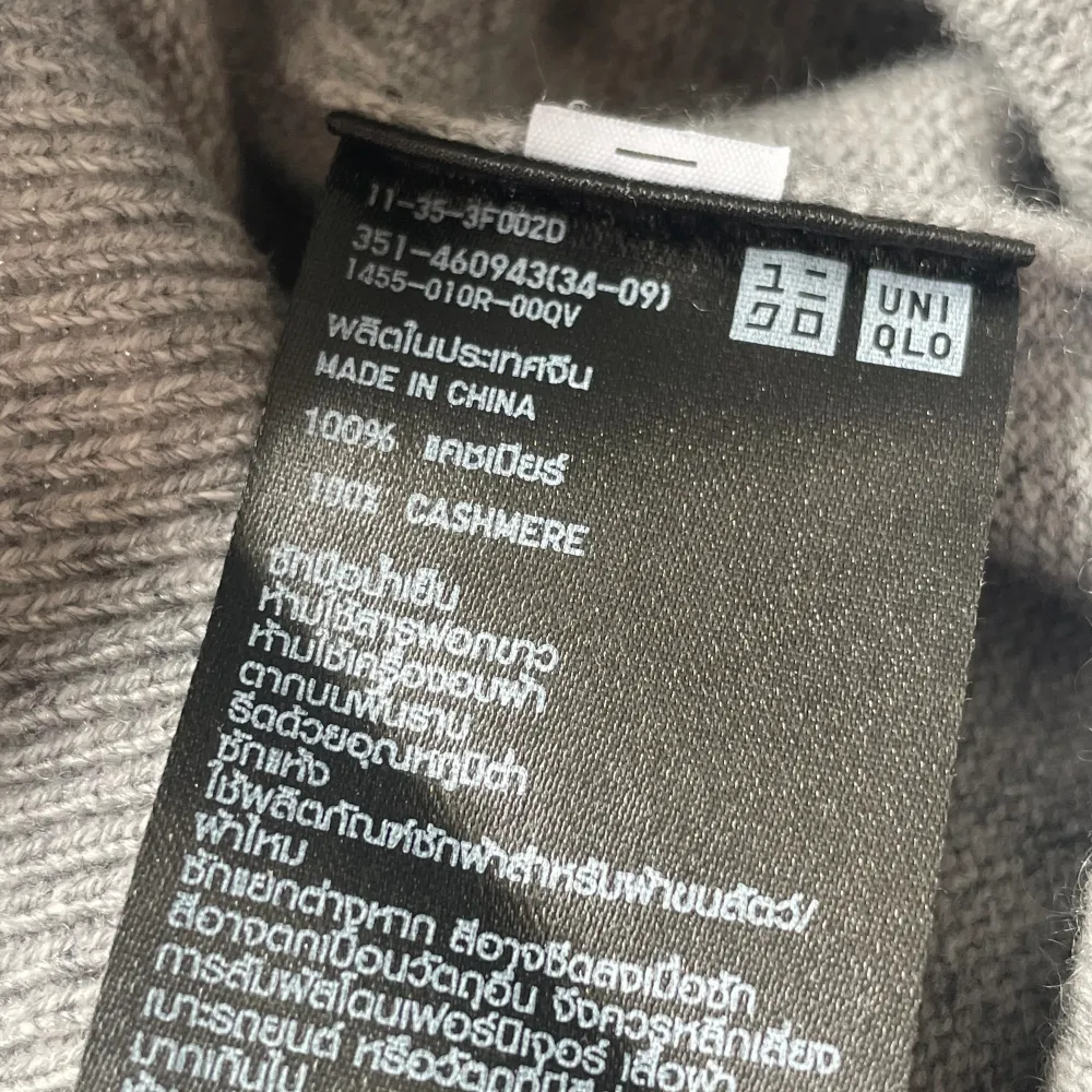 Tja, säljer nu min fina Kashmir tröja från Uniqlo då den ej kommer till användning | storlek S | Skick 10/10 | Modellen på bilden är 182cm och 60kg. Hör av dig vid minsta lilla fråga!😄. Tröjor & Koftor.