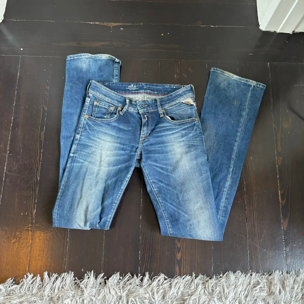 Säljer mina bootcut/flare low waist replay jeans! Så fina men använder inte de längre. . Jeans & Byxor.