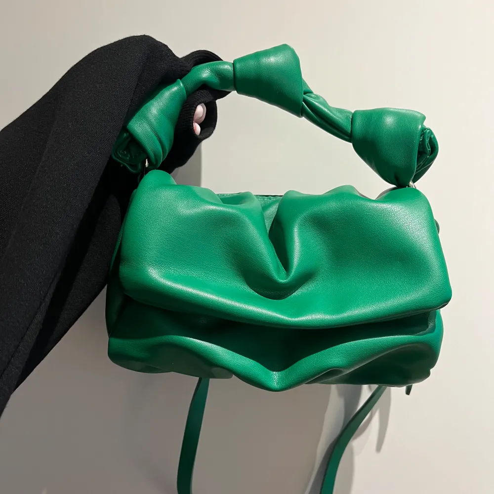 Säljer denna väska från Zara. Superfin och rymlig modell i den perfekta gröna färgen. Finns långt axelband till som går att ta av. Använd fåtal gånger. Skriv prisförslag i DM. ❣️. Väskor.