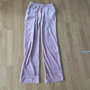 Juicy Catore  - Säljer mina juicy byxor i rosa färg. De är i nyskick då dom aldrig har  kommut till användning riktigt. Storlek xs