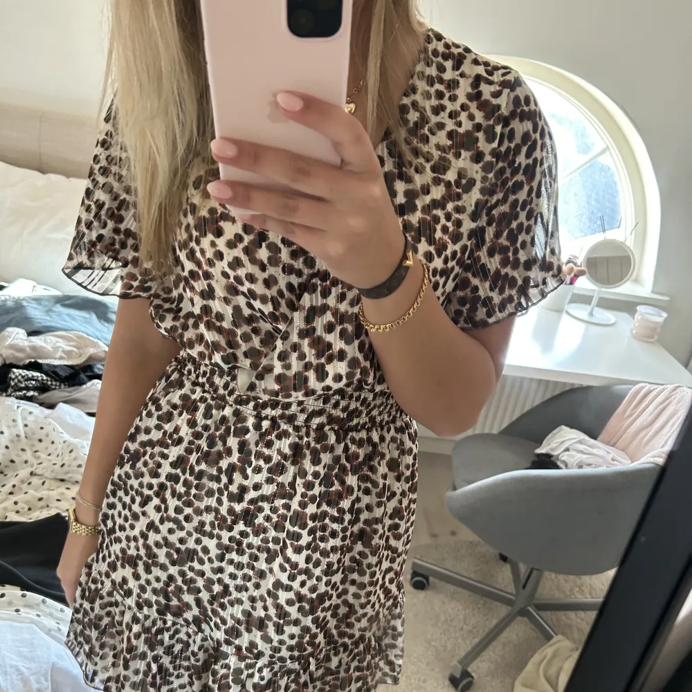 Kort leopard klänning, väldigt bra skick . Klänningar.