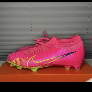 Nike mercurial vapor 15 - Tjena!  Säljer dessa då det tyvärr var för små för mig. Köpte de på Plick för ca 2 månader sedan och har knappt använt de något själv eftersom de var för små. Skorna är i storlek 44 (FG)  Kan tänka mig gå ner i pris vid snabb affär!