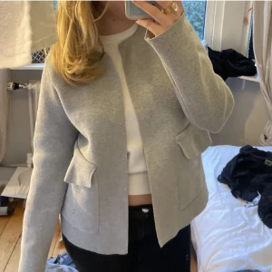 Grå kofta - Assss snygg kofta. Den är väldigt varm så kan även användas som typ vårjacka🔥💞