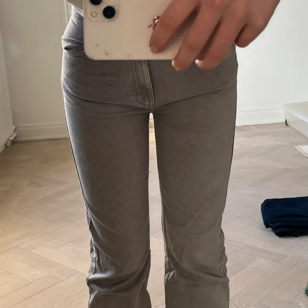 Ett par grå jeans med lite vidare ben! Så snygga och så sköna.. Jeans & Byxor.