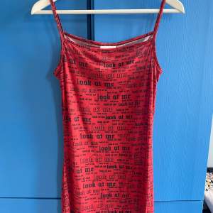 Fin klänning i röd mesh från The Ragged Priest. Har aldrig blivit använd så den är i väldigt fint skick! Storlek M.