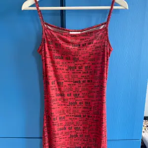 Fin klänning i röd mesh från The Ragged Priest. Har aldrig blivit använd så den är i väldigt fint skick! Storlek M.
