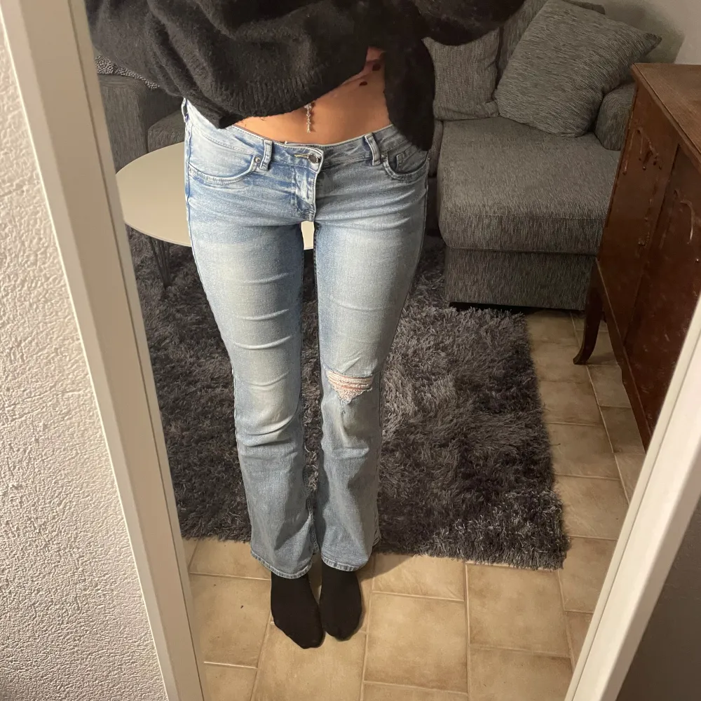 Jättefina lågmidjade jeans från H&M. Som nya, knappt använda då de är för korta för mig i benen. Storlek 38 men passar absolut 36!💞. Jeans & Byxor.