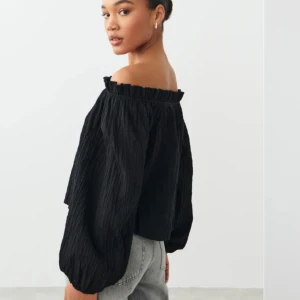 Gina tricot topp - Säljer denna tröja från Gina. Använd en gång så jätte bra skick! Storlek M