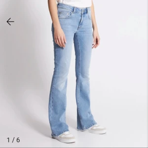Utsvängda/bootcut jeans - Jeans från lager 157. Använda, men i bra skick, inga hål osv. Säljer då jag bytt stil lite samt då de inte passar längre. Har likadana fast i andra färger i min profil 💞💞