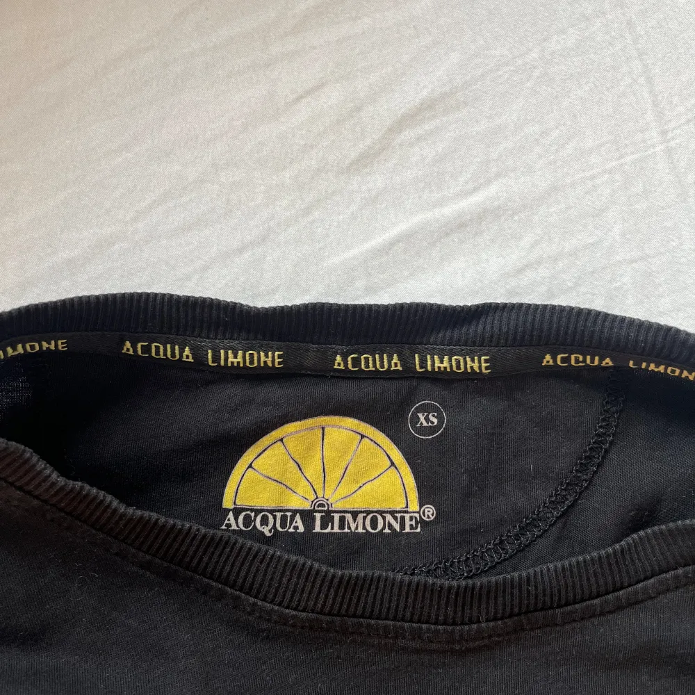 Säljer denna T-shirt från Acqua Limone i storlek S på grund av att jag inte använt den. Skick 7/10 . T-shirts.