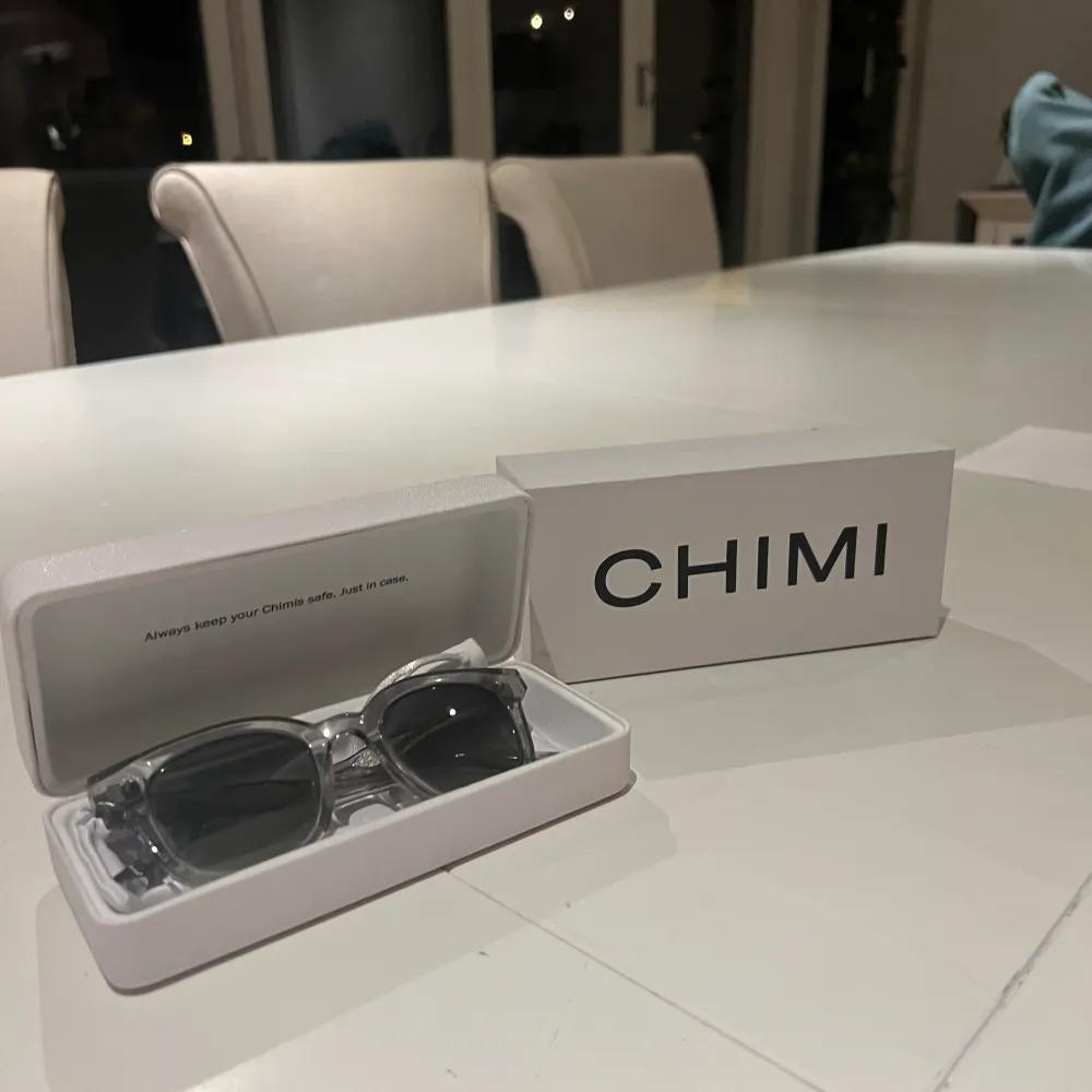 Hej! Säljer dessa fina par solglasögon från chimi, modelen är 02 och dem är knappt använda. Hör av er för fler frågor!. Övrigt.