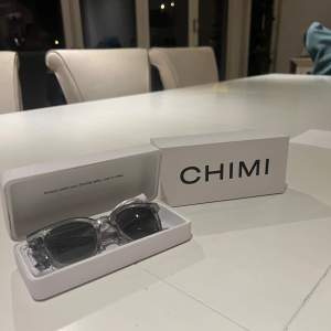 Hej! Säljer dessa fina par solglasögon från chimi, modelen är 02 och dem är knappt använda. Hör av er för fler frågor!