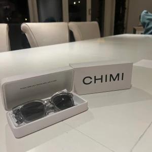 Chimi 02 - Hej! Säljer dessa fina par solglasögon från chimi, modelen är 02 och dem är knappt använda. Hör av er för fler frågor!