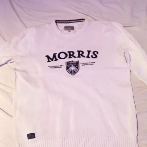Morris tröja - Mörkblåa 500kr, den vita 350kr då det är ett litet hål vid högra armhålan. Nypris ca 1200kr! pris går att diskuteras 