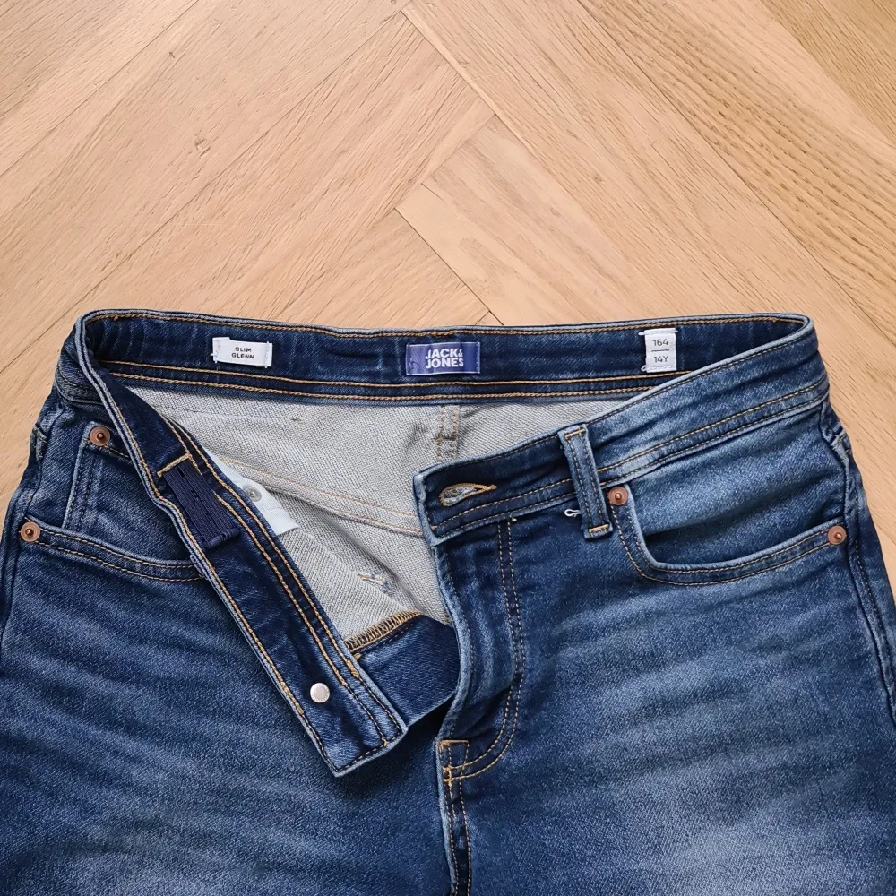 Blå Jack & Jones jeans av modelen Slim Glenn👖Perfekta inför vår/sommar🏡 Skick: 9/10⭐️ | Passform: Slim/straight | Storlek: 164 cm (sitter som 28/30) | Pris: 199 kr (diskuterbart) | Hör av er vid minsta fundering☺️. Jeans & Byxor.