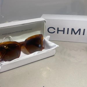 Chimi solglasögon - Säljer dessa chimis i storlek 07 (2021) då de inte passar mig så bra. Jag säljer de för 500kr men skulle kunna gå ner i pris för snabb försäljning. Ja köpte de förra sommaren och har knappt använt de. Skicket är väldigt bra och de har ingen repa.