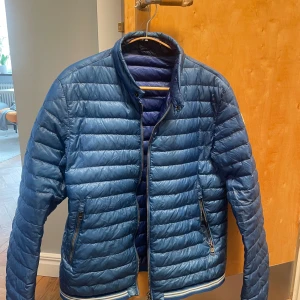 Moncler Dunjacka - Osäker på modellen då den är lite äldre. Sjukt snygg och stilren. Finns en del fläckar men kommer se som ny ut efter en kemtvätt. Storlek 3 passar S och M.