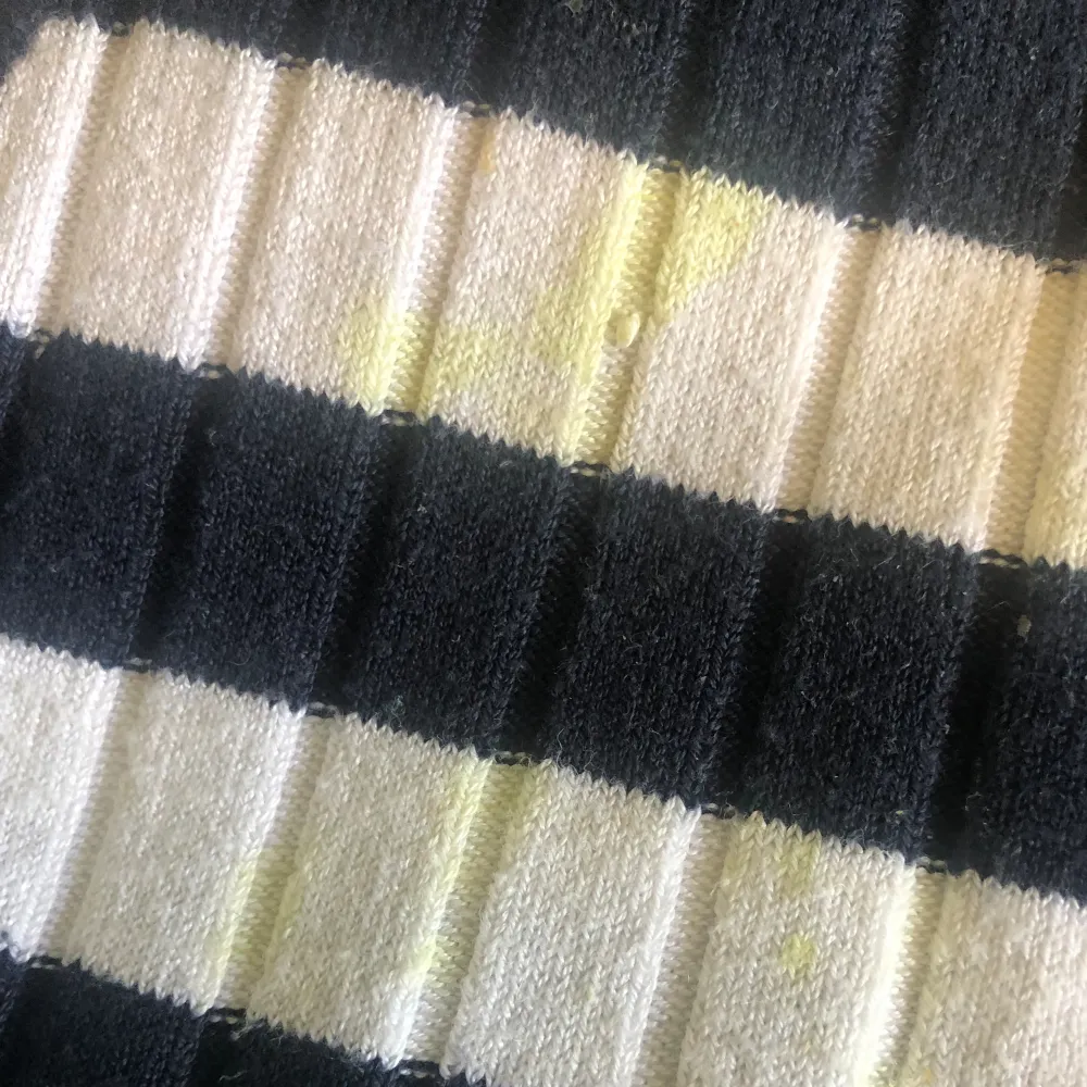Mörkblått och vitt linne i storlek 146/152. Bra skick, lite gula fläckar bara men tvättar såklart innan postningen🫶🏻🤍💙. Toppar.