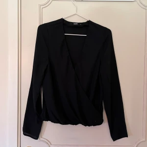 Blus - Svart blus, ny skick 