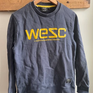 Wesc sweatshirt  - Wesc sweatshirt i strl M Använd men i fint skick 