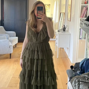 Balklänning  - Fin balklänning i nyskick med lappen kvar. Slutsåld på asos, nypris cirka 1400. Om frågor fins skriv till mig💕