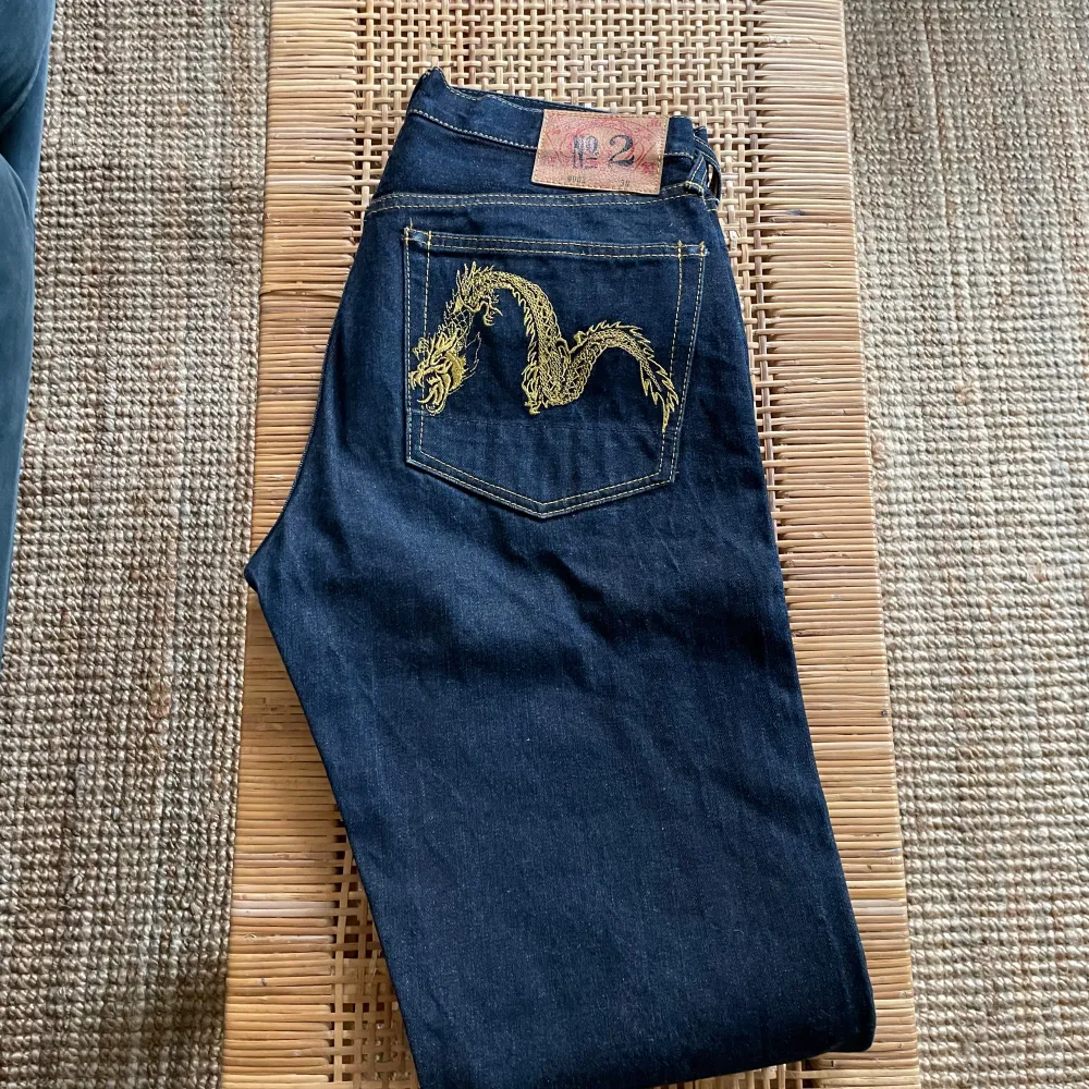 Säljer ett par nästan helt nya jeans från Evisu.  W30 herrjeans men funkar även som unisex. Skulle säga att längd är ca L32. 100 bomull, rådenim. Hade gärna behållt men inser att de inte används.. Jeans & Byxor.
