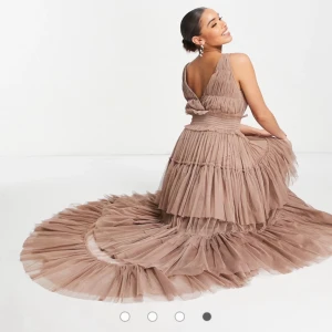 Balklänning  - Oerhört fin Balklänning som jag använde 1 gång! Superbra skick, köpt den på asos 2022💕 Pris går att diskutera! 