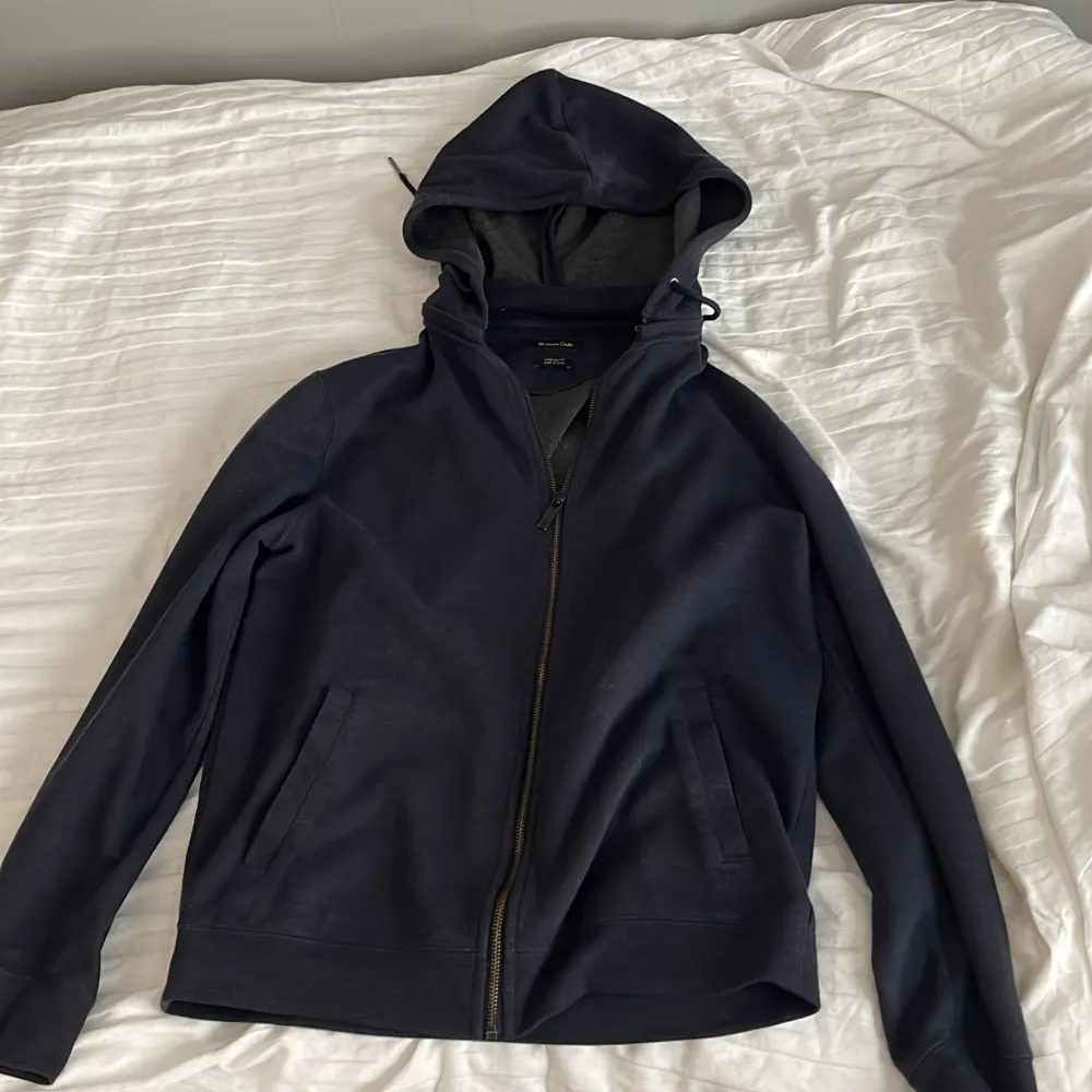 Stilren, bekväm och clean massimo dutti zipup. Perfekt skick, inte så mycket använd! Säljer för att den inte passar mig💯🤝. Hoodies.