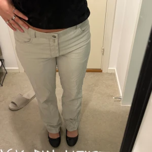 Chinos - Suuupersköna beigea chinos-liknande byxor 😍 Väldigt sköna på sommaren!