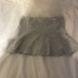 En low waist kjol från Ginayoung💓💓 Endast testad och är i strl 158/164 asså xs