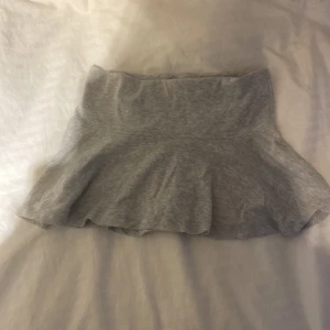 Lågmidjad kjol - En low waist kjol från Ginayoung💓💓 Endast testad och är i strl 158/164 asså xs