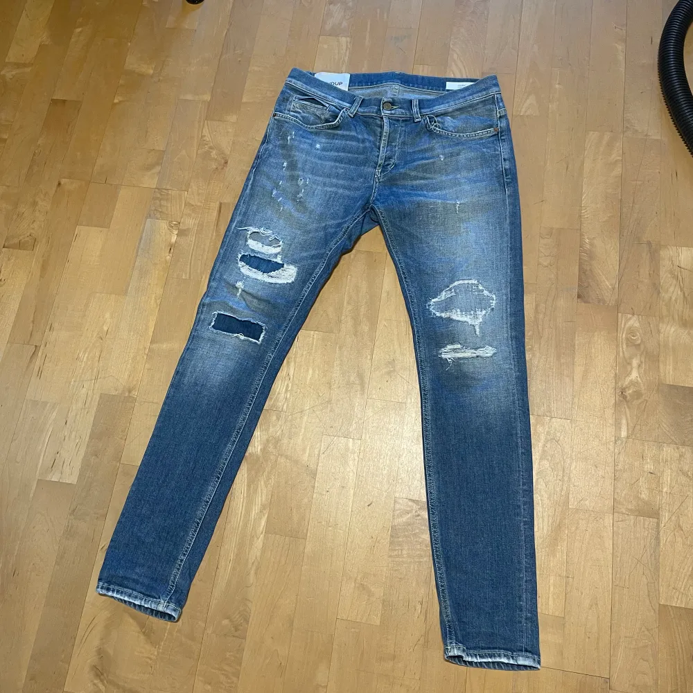 Tja, säljer dessa super schyssta dondup jeansen i storlek 34. Jeansen är i riktigt bra skick utan några defekter och har endast varigt andvända ett fåtal gånger. Modellen på bilden är 185 cm och väger ca 78 kg. Vid frågor så är det bara att skriva!. Jeans & Byxor.