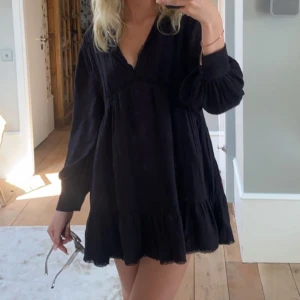 Zara klänning - Säljer denna superfina zara klänningen. Den är sparsamt använd och i fint skick💗