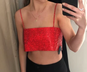 Glittertopp Zara - Röd kort glittertopp från Zara. Använd 1 gång. Inget fel på den, den är i väldigt bra skick. Strl xs-s.