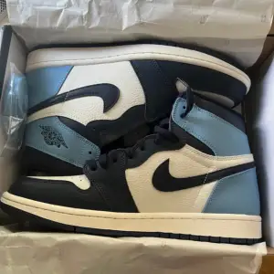 Säljer mina helt nya Jordan 1 obsidian! Har aldrig använt dem eftersom de var inte direkt min stil. Alla tillbehör finns kvar och är orörda. 