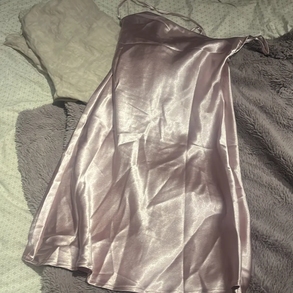 Säljer denna fina ljus rosa klänning från SHEIN Super fin med band i ryggen  Aldrig använd . Klänningar.