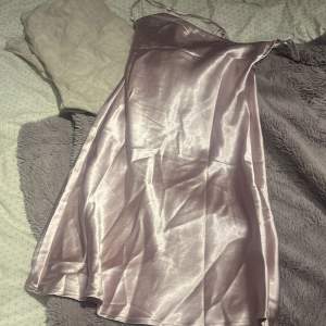 Säljer denna fina ljus rosa klänning från SHEIN Super fin med band i ryggen  Aldrig använd 