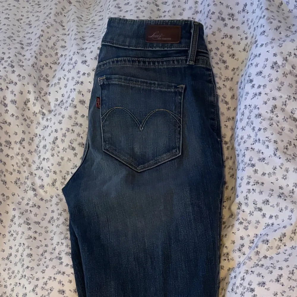 Köpt från Sellpy, lågmidjade, passar bra till mig som är 160 men funkar även för längre💕från Levis, w27. Jeans & Byxor.
